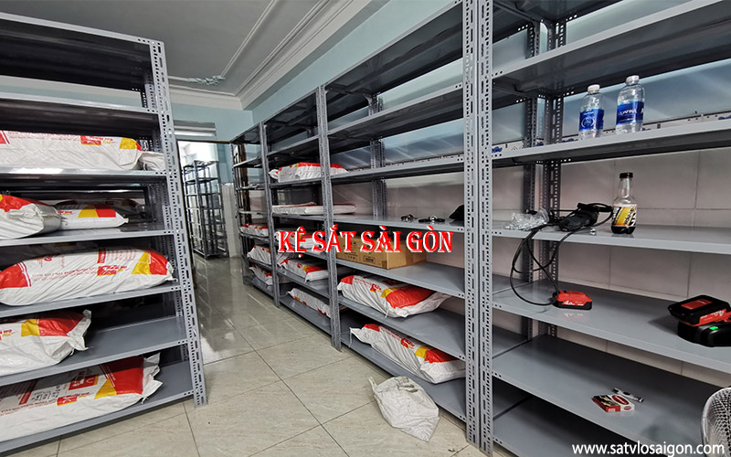 Kệ sắt v lỗ đa năng chứa hàng bao bì đóng gói