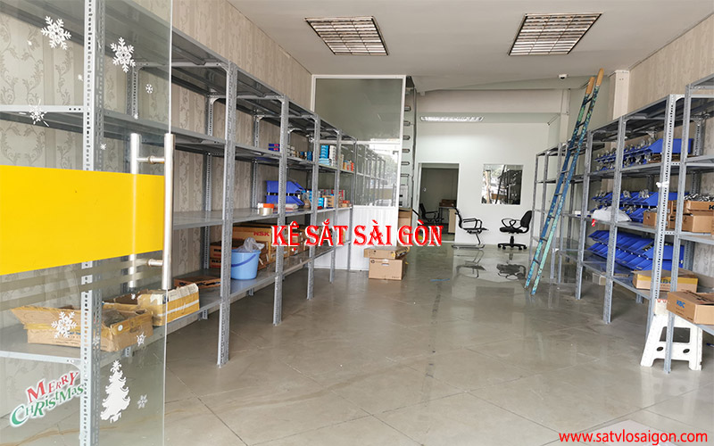 Kho kệ chứa linh kiện phụ tùng ô tô