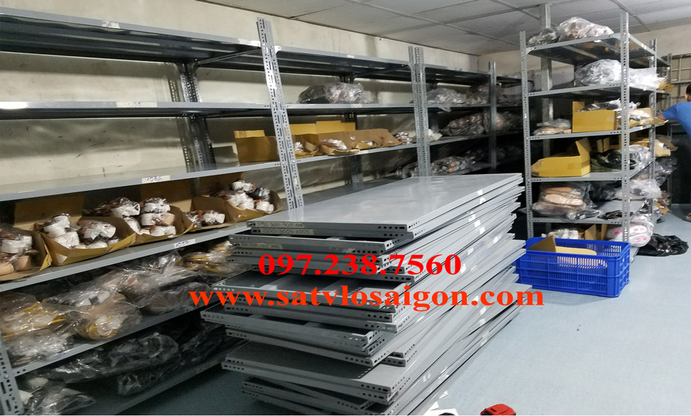 Kệ sắt v lỗ để giày dép trong kho hàng