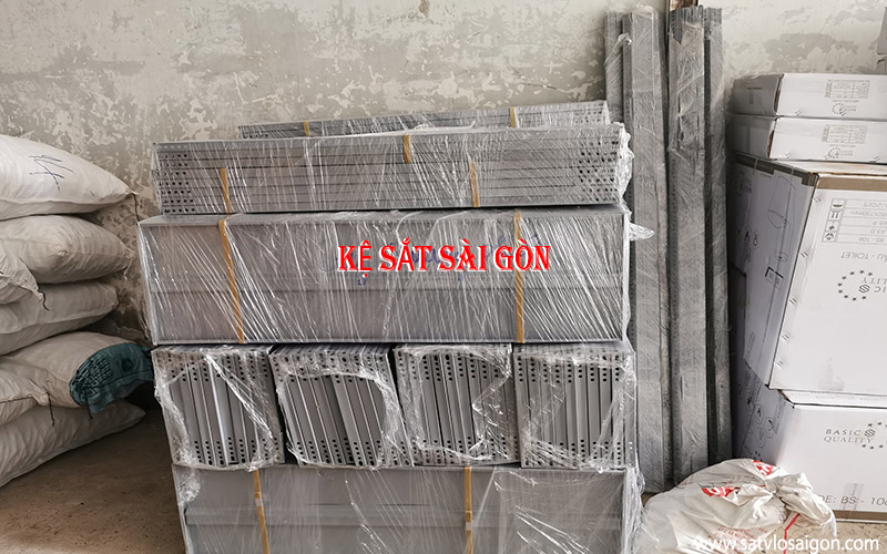 Mâm kệ sắt V lỗ (tole có sóng)