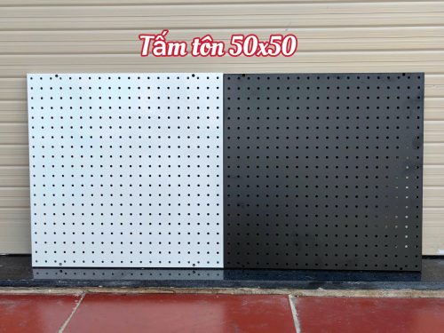 Tôn dập lỗ tròn treo phụ kiện điện thoại gọn gàng trong cửa hàng