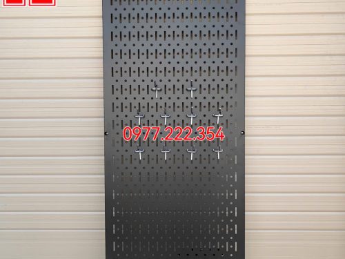 Bảng pegboard treo dụng cụ cơ khí, thiết bị sửa chữa gọn gàng