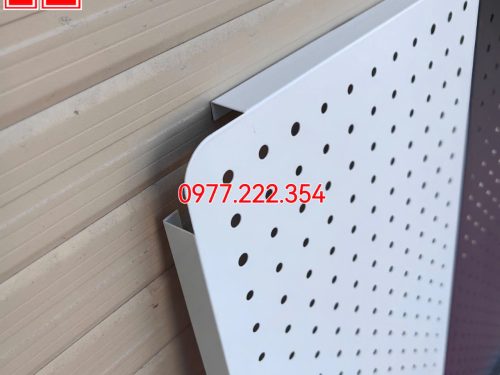 Bảng pegboard sắt đục lỗ treo dụng cụ nhà bếp hiện đại