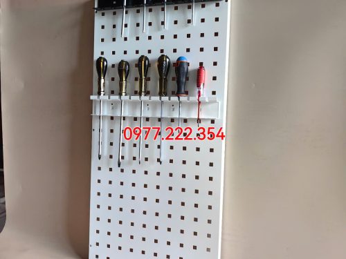 Bảng pegboard sắt treo móc phụ kiện cơ khí trong garage gia đình