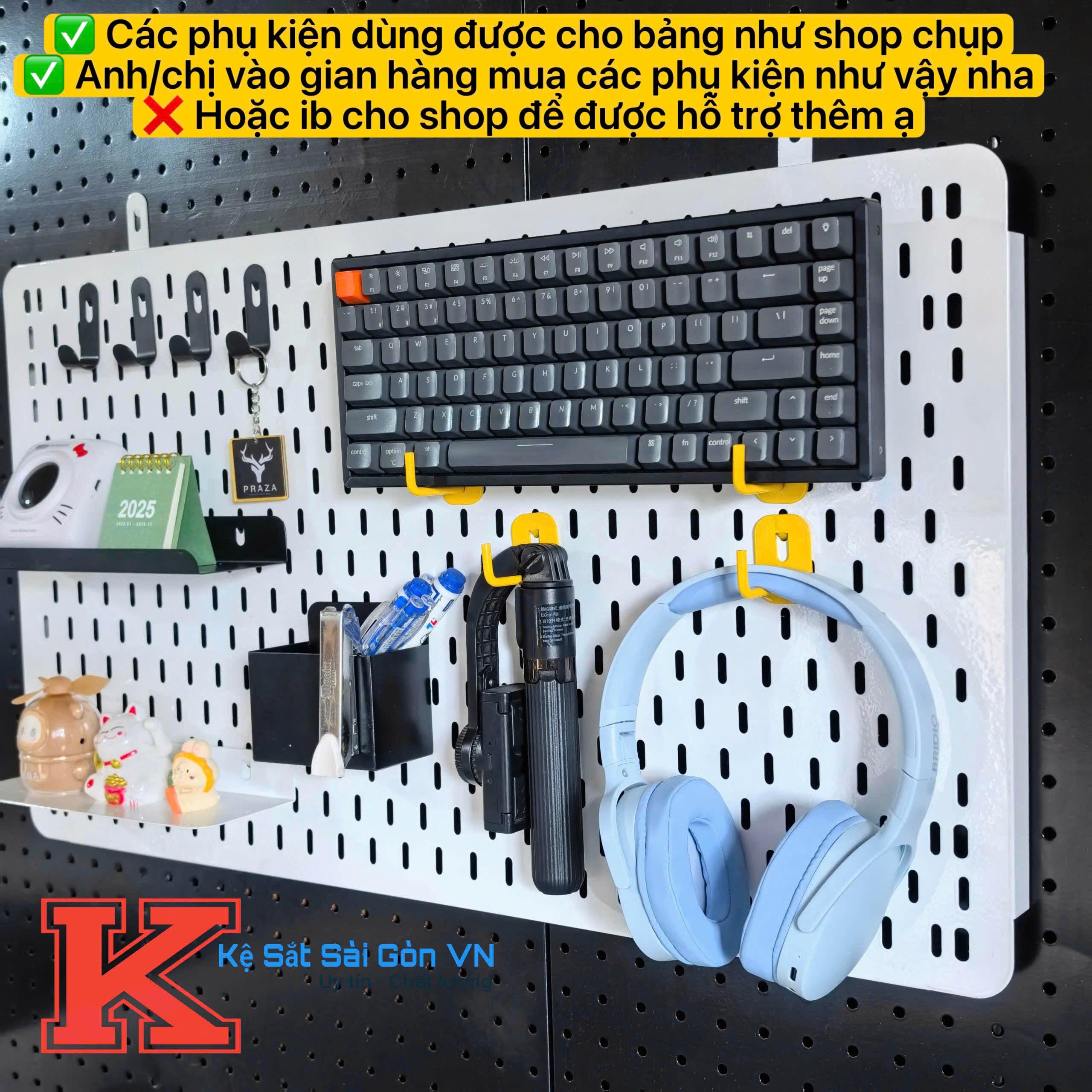 Bảng pegboard kim loại đen treo phụ kiện thời trang trong shop quần áo