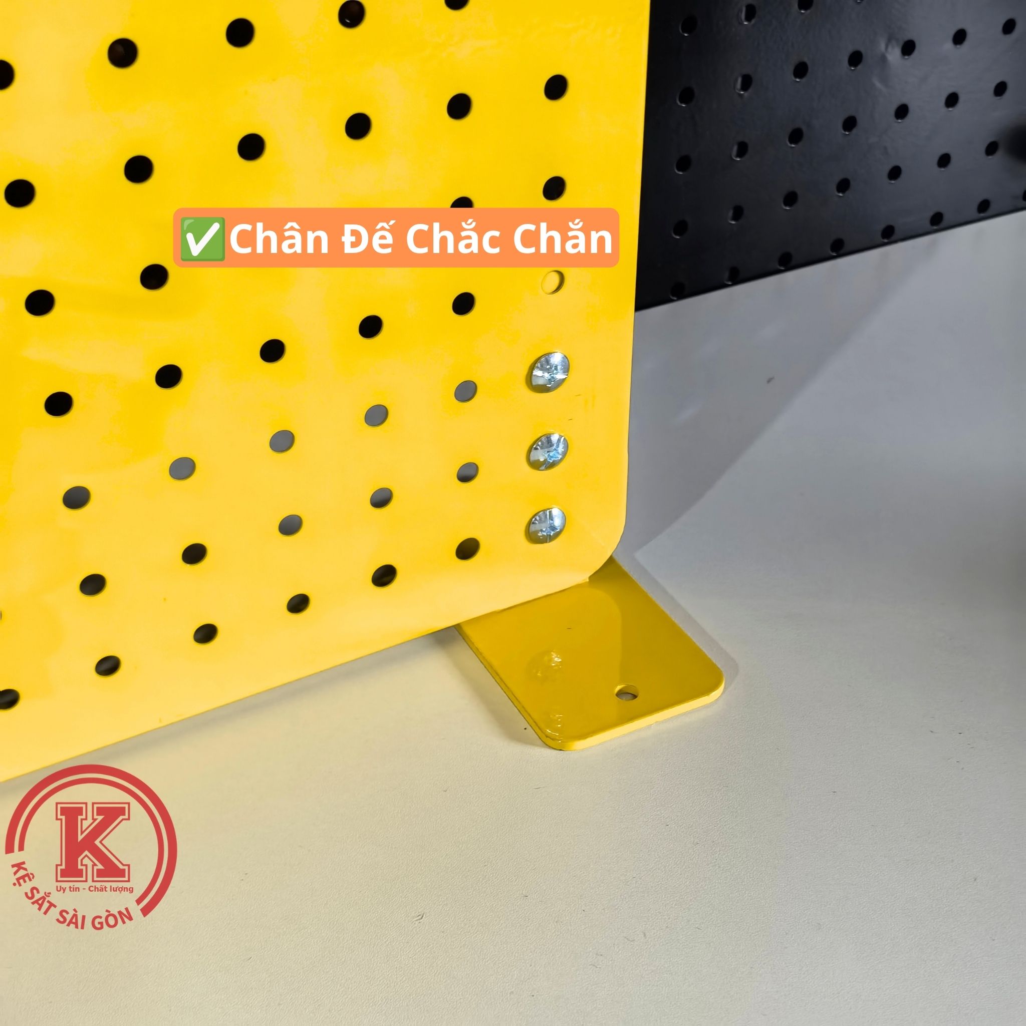 Bảng pegboard màu vàng